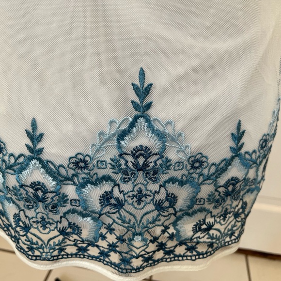 White mesh top with ocean embroidery. - Picture 6 of 9